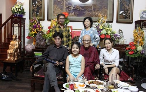 Buổi họp mặt đông hàng trăm người ở nhà giáo sư Vũ Khiêu dịp xuân về