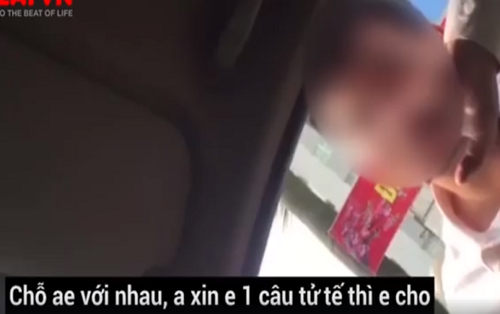 Clip: Người đàn ông ăn mặc chỉnh tề, tay cầm iPhone nhưng không chịu trả 50.000 đồng tiền taxi gây bức xúc