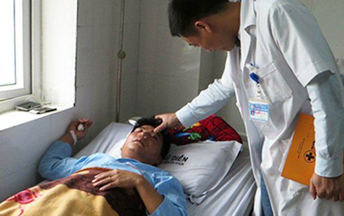 Khiển trách thầy giáo bị hành hung gãy sống mũi vì đánh học sinh
