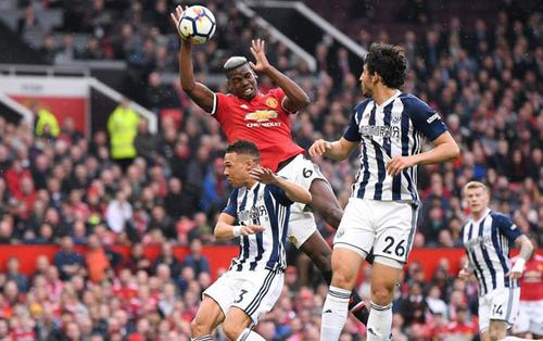 Pogba lãnh đủ 'gạch đá' vì tái hiện pha bóng 'bàn tay của Chúa'