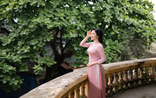 Ca sĩ Thuỳ Dung đằm thắm và dịu dàng trong tà áo dài