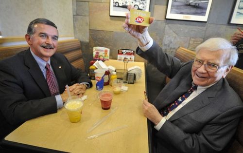 Bỏ hàng triệu USD để được ăn trưa cùng tỷ phú Warren Buffett, bữa ăn có món gì?