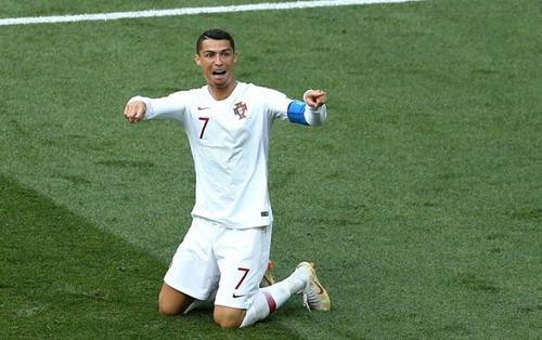 Đã ăn vạ, Ronaldo còn cầu xin trọng tài áp dụng công nghệ VAR