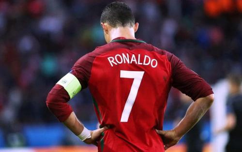 Ronaldo suýt báo hại Bồ Đào Nha, Messi có 'rửa mặt' thành công?