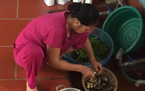 Nàng dâu mặc kệ mẹ chồng một mình làm việc nhà dù chẳng mang thai cũng không đi làm và đây là phản ứng bất ngờ từ hội chị em!