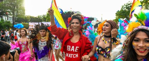 VietPride 2018 - Đã lâu lắm rồi, LGBT Sài Gòn mới có những ngày cờ lục sắc rợp trời, cái nắm tay, hôn nhau nồng nàn đến thế!