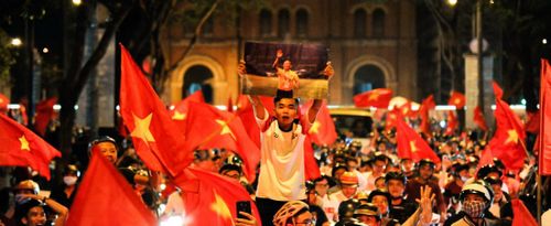 Nhìn lại khoảnh khắc lịch sử Olympic Việt Nam: Khi sắc đỏ rợp trời, tiếng hò reo mừng chiến thắng vang dội khắp 3 miền