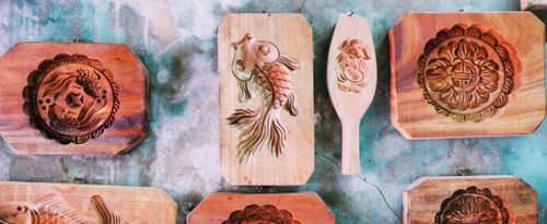 Nghệ nhân hơn 40 năm giữ nghề làm khuôn bánh trung thu ở phố cổ Hà Nội