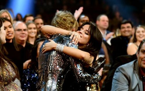 Fan 'lên thuyền' đi thôi - Camila Cabello nguyện 'là fan suốt đời của Taylor Swift'!