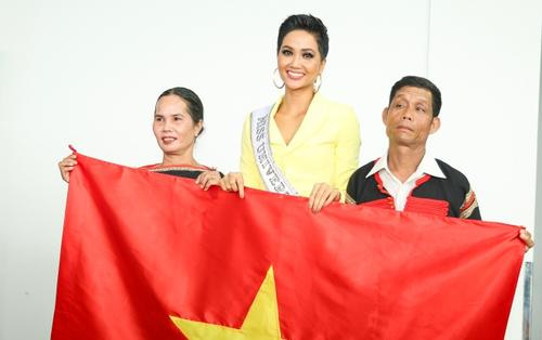 Gia đình 'tiễn chân' Hoa hậu H'Hen Niê đi thi Miss Universe 2018 nhưng điều đặc biệt gây chú ý là…