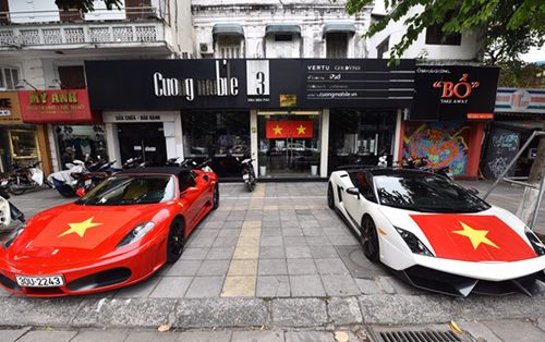 Cặp siêu xe 'bò và ngựa' dán cờ đỏ sao vàng rực rỡ cổ vũ cho đội tuyển Việt Nam trước trận chung kết AFF Cup 2018