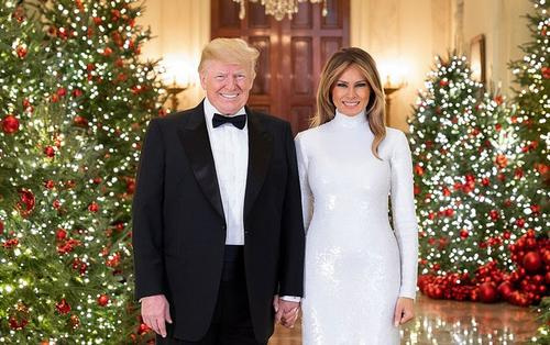 Bà Melania đẹp rạng ngời nắm tay Tổng thống Trump trong ảnh Giáng sinh chính thức