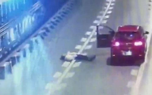 Cãi nhau với bạn trai, cô gái nằm giữa đường cao tốc ăn vạ
