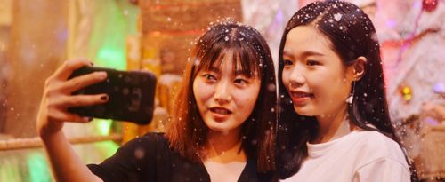 Người Sài Gòn thích thú nghịch tuyết trong thời tiết gần 30 độ C đêm Giáng sinh sớm