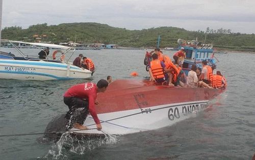 Lật tàu cao tốc giữa vịnh trên biển Nha Trang, 2 du khách tử vong