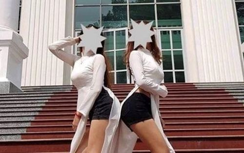 Vụ 2 nữ sinh mix áo dài với quần đùi tạo dáng phản cảm: Đã biết sai và mong được nhà trường bảo vệ