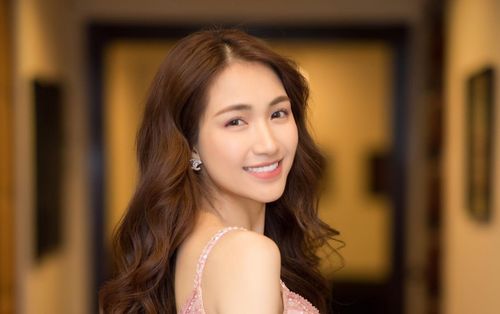 Giữa 'tâm bão', Hòa Minzy 'gây thương nhớ' với màn 'thử loa qua khẩu trang' có 1-0-2