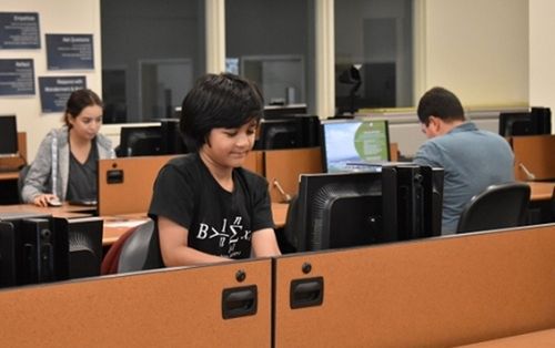 Cuộc sống của thần đồng Mỹ vào đại học năm 9 tuổi