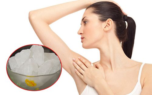 Mua ngải cứu và phèn chua về làm thế này, mùi hôi nách sẽ bị đánh bay