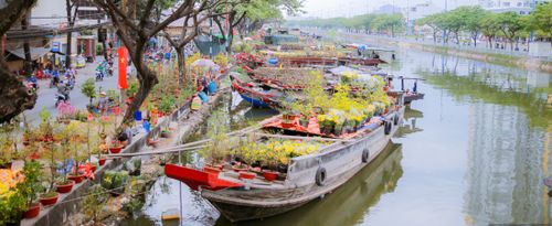 Ngắm nhìn chợ hoa lớn nhất Sài Gòn tấp nập thuyền bè ngày cuối năm