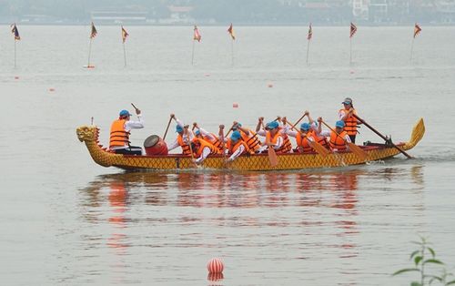 Độc đáo lễ hội bơi chải thuyền rồng tái hiện cảnh tập trận thủy chiến trên sóng nước hồ Tây