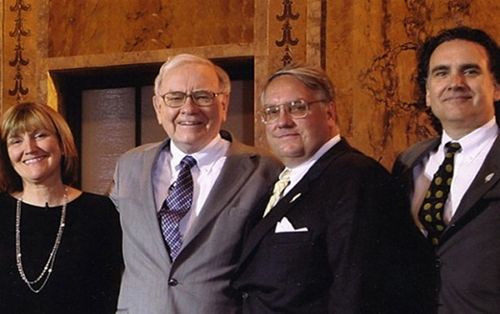 Tỷ phú Warren Buffett đã nuôi dạy 3 người con như thế nào?