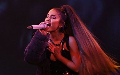 Tổng hợp ảnh lung linh từ 'Sweetener World Tour' đêm đầu tiên: Ariana Grande tưởng niệm Mac Miller khiến fan rơi nước mắt