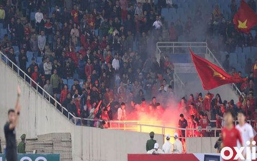 Liên đoàn bóng đá Việt Nam đối diện án phạt nặng từ AFC vì hành vi đốt pháo sáng