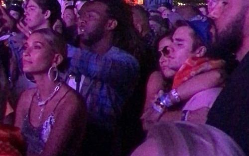 Justin Bieber xứng đáng là ông chồng dũng cảm, ôm ấp gái lạ ngay sau lưng vợ?