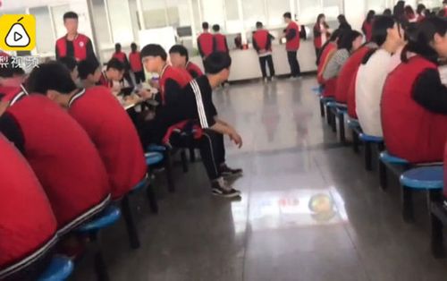 Ngăn cấm tình yêu học đường, nhà trường bắt nam nữ ăn riêng gây tranh cãi