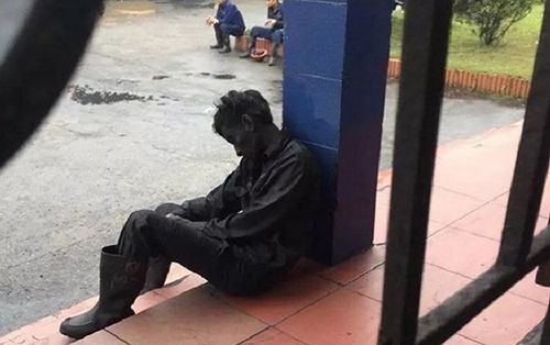 Bức ảnh 'giấc ngủ vội của người thợ mỏ' khiến ai nấy cũng đều thấy 'nghẹn'