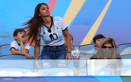 Vợ Messi diện đồ bó sát, khoe đường cong bốc lửa trên khán đài trận gặp Venezuela