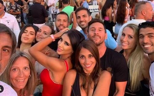 Vợ chồng Messi cùng hội bạn thân Suarez, Fabregas, Jordi Alba 'quẩy' tung sự kiện âm nhạc