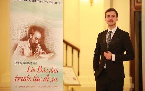 Chàng trai người Anh hát về Bác Hồ bằng cả trái tim