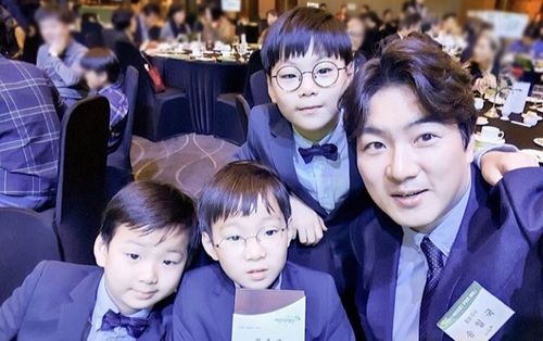 Daehan Minguk Manse chóng lớn, cùng Song Il Gook dự sự kiện