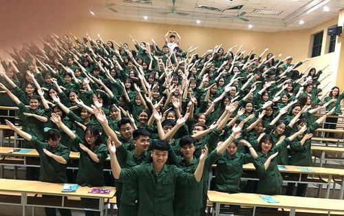 Giữa mênh mông màu áo xanh trong loạt ảnh quân sự, nhân vật 'áo hồng' khiến nhiều người không khỏi chú ý vì quá nổi bật