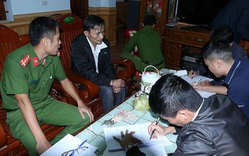 Khám nhà của 'đầu nậu ma túy', phát hiện nhiều tang vật trong chậu cây cảnh