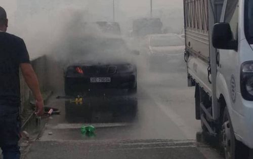 Xe sang Mercedes bốc cháy trên đường vành đai 3, tài xế vội chạy ra ngoài thoát nạn