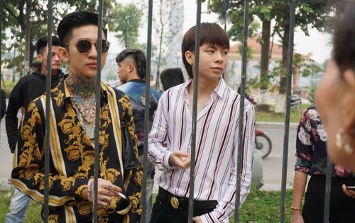Hoàng Tử Gió và em trai Khá ‘Bảnh’ cùng hàng trăm người đến toà theo dõi phiên xét xử