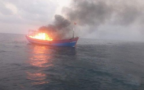 7 thành viên may mắn sống sót sau vụ cháy tàu cá trên vùng biển Quảng Trị