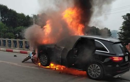 Ô tô Mercedes cháy dữ dội sau va chạm với xe máy, một người phụ nữ ngã văng ra đường tử vong