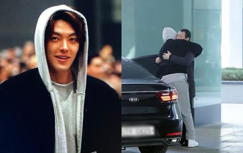 Kim Woo Bin ngọt ngào ôm vệ sĩ khiến Knet nghẹn lời: Chàng trai tử tế, tốt bụng nhất Cbiz