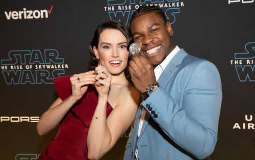 Daisy Ridley sánh vai John Boyega, Isaac Oscar, Kelly Marie Tran góp mặt trên thảm đỏ công chiếu 'Star Wars: Skywalker trỗi dậy'