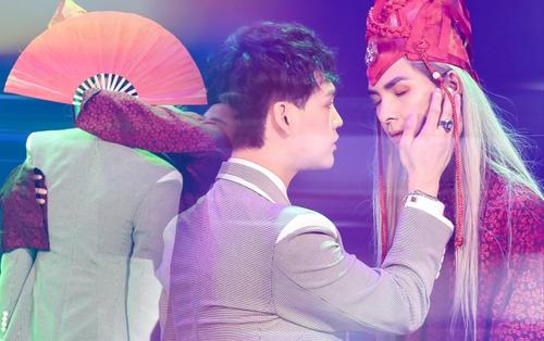 Khoảnh khắc gây chú ý: Nguyễn Trần Trung Quân và Denis Đặng tiếp tục khóa môi trên sân khấu fan meeting, hé lộ 'bí mật' về Canh Ba