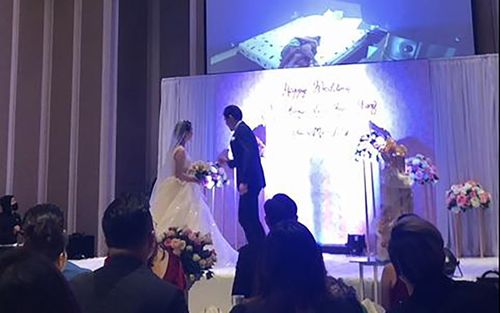 Biết bị 'cắm sừng' nhưng vẫn tổ chức đám cưới, chú rể tung clip nóng của cô dâu và anh rể ngay giữa hôn trường