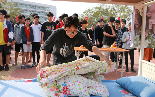 Học sinh ‘trường người ta’ đón Tết: Dọn nhà, gói bánh, nấu cỗ ngay tại sân trường