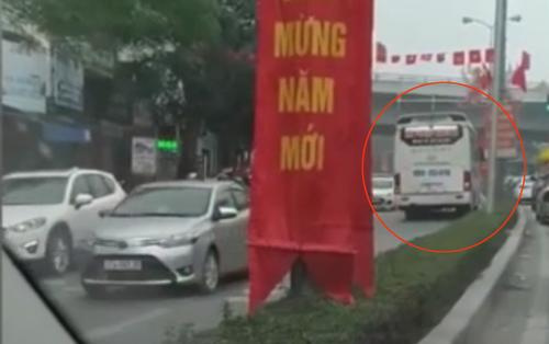 'Hãi hùng' cảnh xe khách ngang nhiên chạy ngược chiều tại Hải Phòng