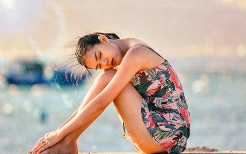 Yêu trung vệ U21 Việt Nam kém 2 tuổi, Ngọc Trinh quyến rũ và nóng bỏng