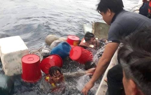 6 ngư dân ôm can nhựa lênh đênh trên biển nhiều giờ
