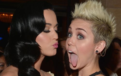 Katy Perry và Miley Cyrus cùng thoát án phạt triệu đô do đạo nhạc trong một ngày